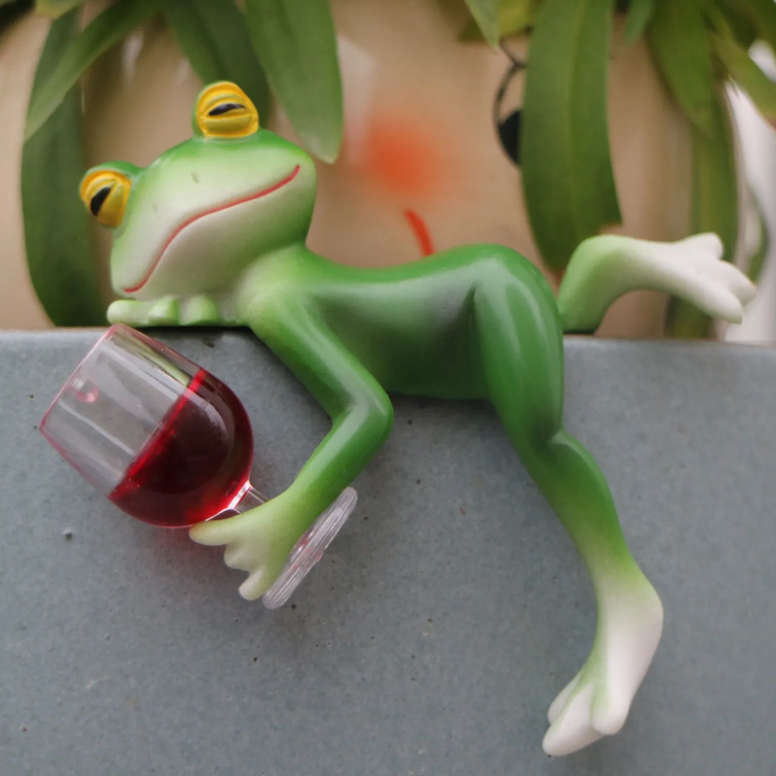 A delightful green frog and wi - Plant Aquarium Pot 评论和价格