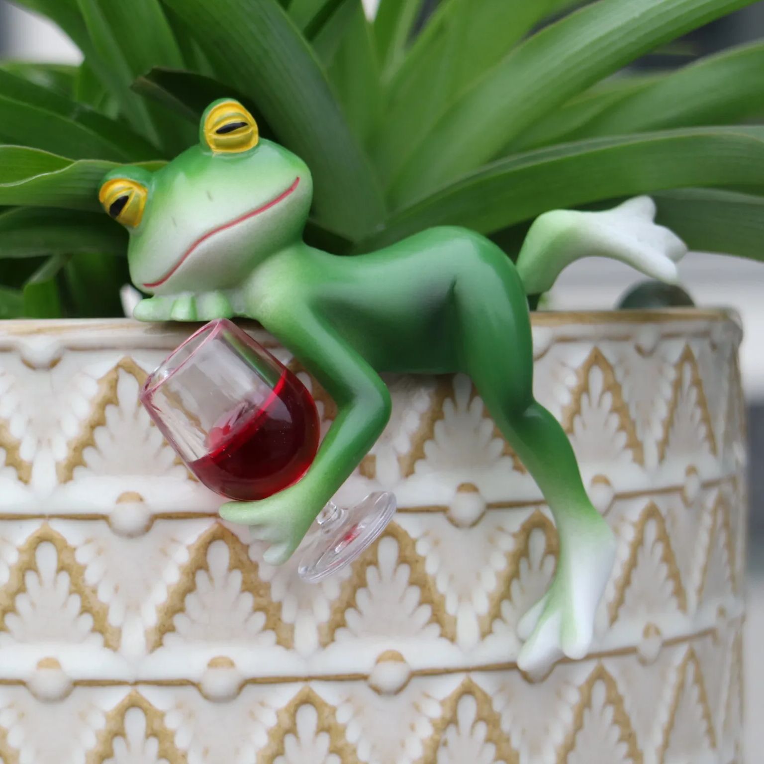 A delightful green frog and wi - Plant Aquarium Pot 评论和价格